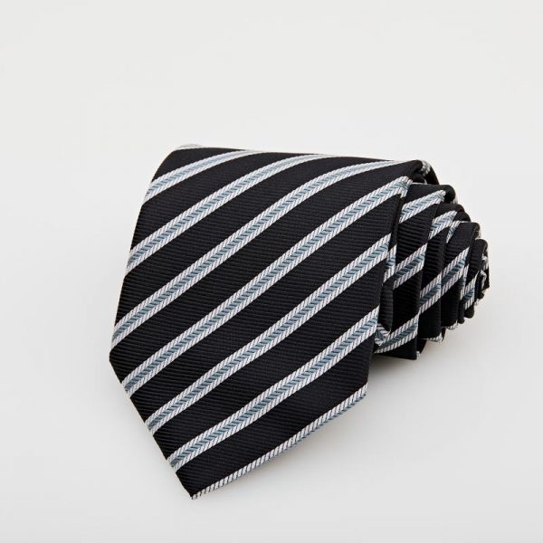 Cravată neagră cu dungi verticale